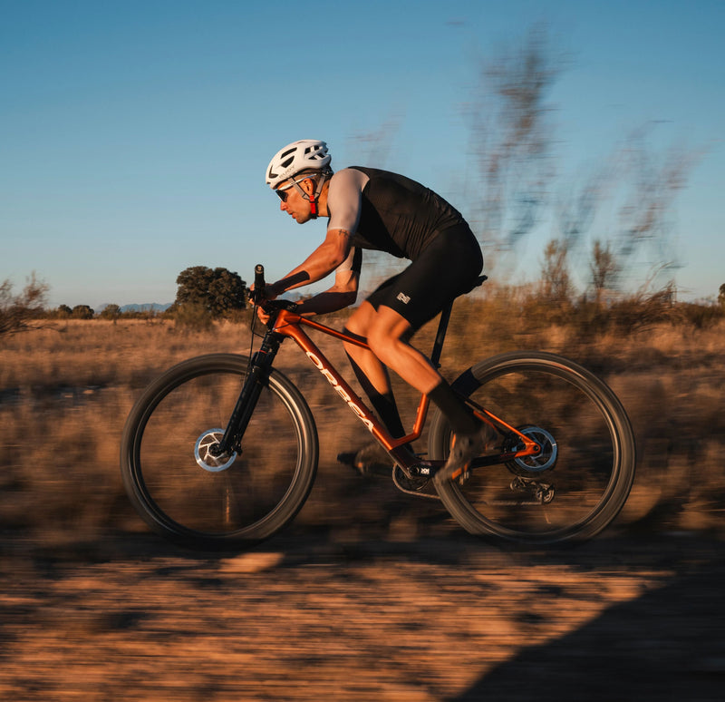 Keppnishjólari brunar um á rauðu Orbea Alma XC fjallahjóli