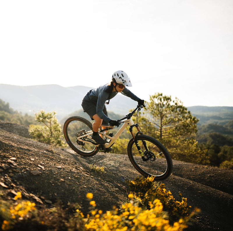 Kona brunar niður fjallahjólaslóða á flottu hvítu Orbea Occam SL fjallahjóli