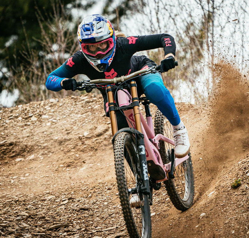 Atvinnu downhill red bull keppniskona brunar niður DH keppnisbraut á bleiku Orbea Rallon DH fjallahjóli