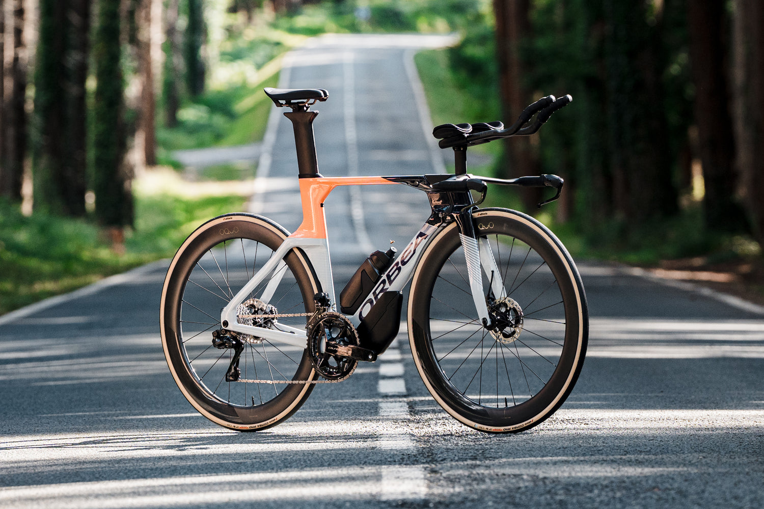 Orbea Ordu þríþrautarhjól / tímatökuhjól uppstyllt á sveitavegi