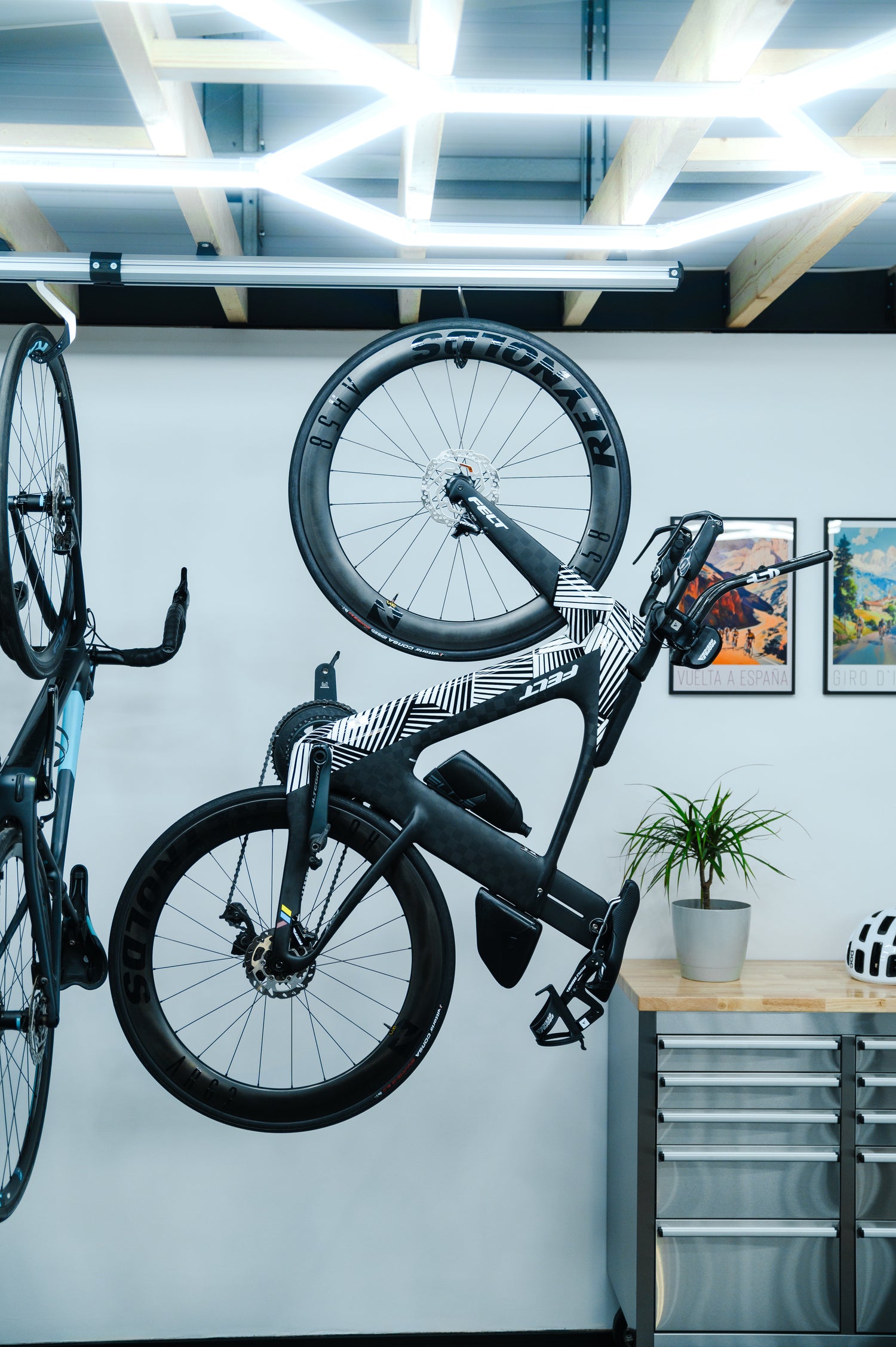 Þríþrautarhjól hangir í Stashed hjólarekka / hjólageymslu