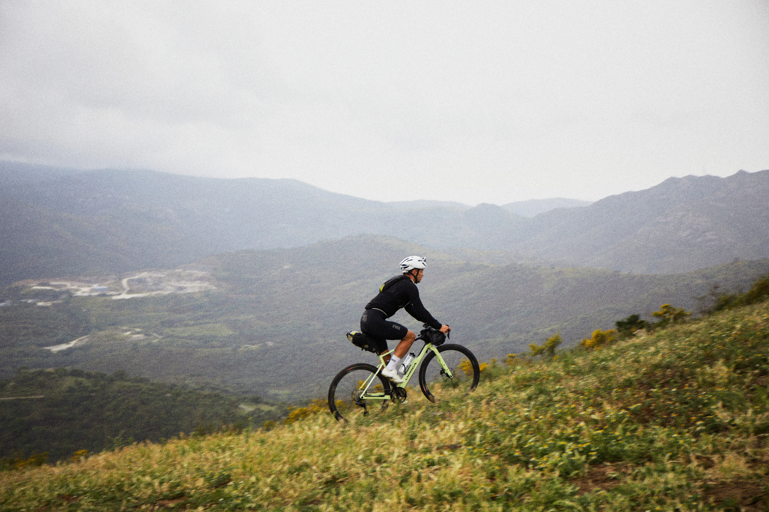 Hjólreiðamaður á Orbea Terra malarhjóli í bikepacking ferð í fjallendi