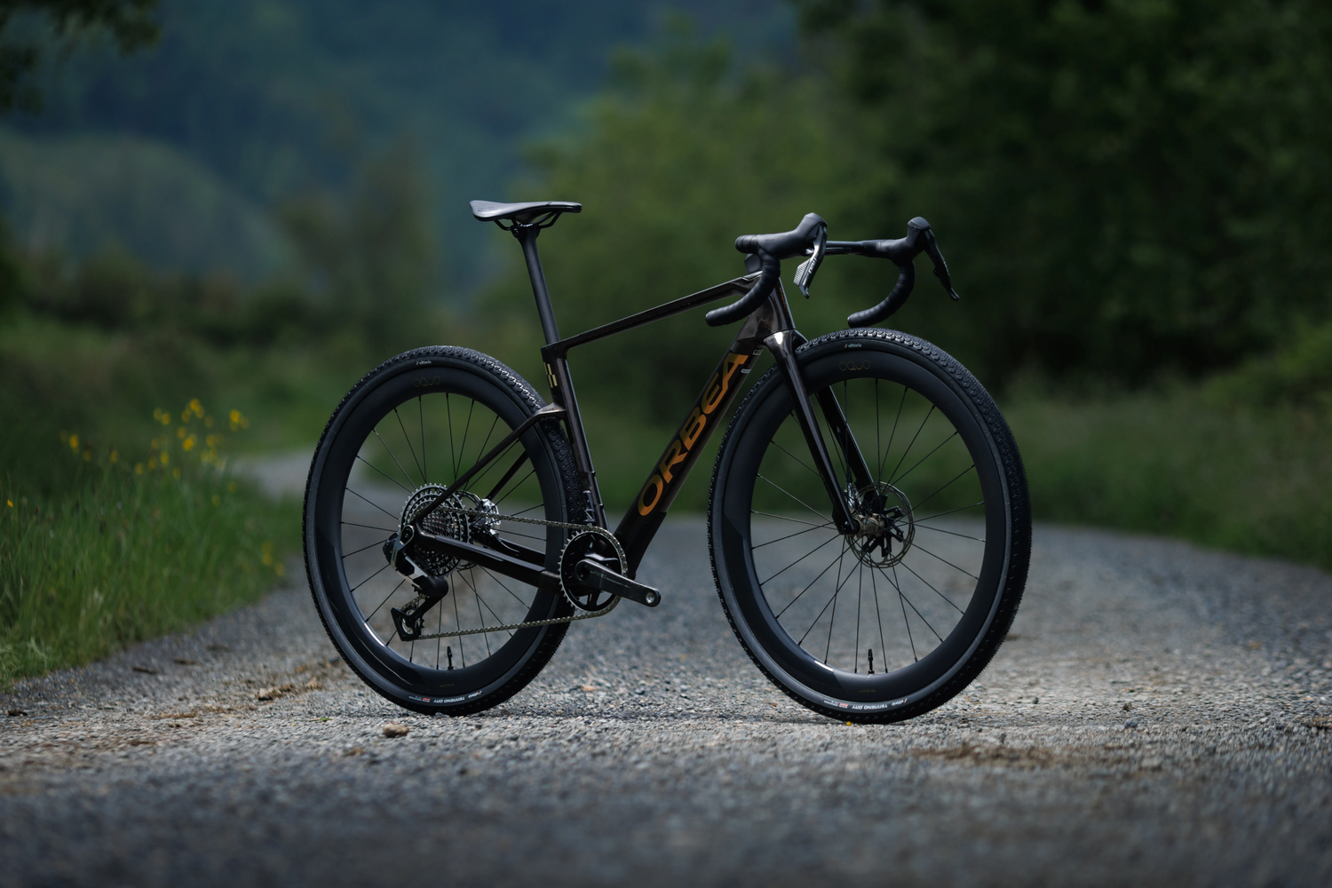 Orbea Terra Race malarhjól með djúpum gjörðum, uppstyllt á malarvegi