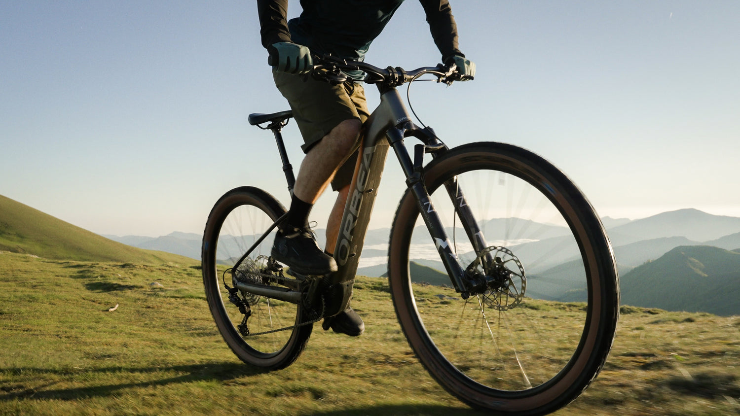 Maður hjólar upp fjall á Orbea Urrun rafmagnsfjallahjóli